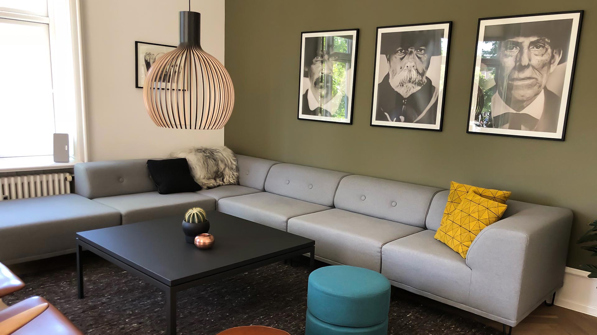 Grå sofa med gul sofapude